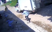 Tài xế hối hả rượt theo xe tải vì quên khóa phanh tay