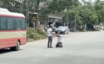 Hành khách bắt tài xế xe buýt quỳ giữa đường và đánh?
