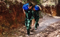 'ATM nước sạch biên cương': Bộ đội vác nước tinh khiết lên non tặng dân