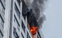 Cháy chung cư ở phường Khánh Hội: Cứu 2 người mắc kẹt và hướng dẫn 300 người thoát ra ngoài an toàn