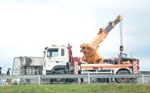 Xe tải lật chắn ngang cao tốc Vĩnh Hảo - Phan Thiết, nhiều tài xế cùng phụ dọn hàng hóa rơi vãi