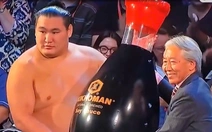 Võ sĩ sumo Hoshoryu được tặng chai nước tương ‘siêu to khổng lồ’