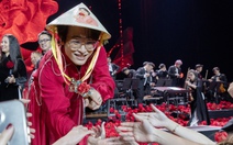 Lớp trưởng Hà Anh Tuấn ôm anh bạn cấp 3, hẹn cuối năm diễn ở Đà Lạt