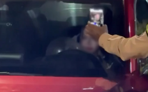 Nữ ca sĩ khóa cửa ô tô khi bị công an kiểm tra, ngồi trong xe hít bóng cười