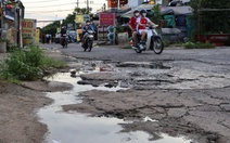 'Ổ gà, ổ voi' bủa vây đường quanh khu đô thị Đại học Quốc gia TP.HCM