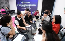 TP.HCM: Tiểu thương thực hành livestream, học 'bí kíp sinh tồn' bán hàng online chuyên nghiệp