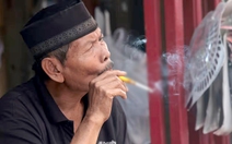 Túi tiền eo hẹp, nhiều người dân Indonesia chuyển sang dùng thuốc lá lậu giá rẻ