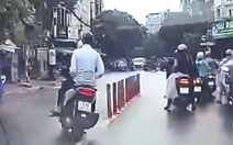 Nam thanh niên chạy xe SH tạt đầu ô tô, vượt đèn đỏ bị người dân 'chụp' lại gởi công an