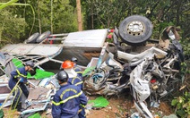 Tai nạn, xe tải mất lái tông vào hộ lan lật úp, 2 người chết, 2 người đi cấp cứu