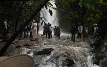 Nhóm bạn trẻ bị phản ứng gay gắt khi trekking suối ngày mưa bão