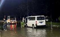 Hai học sinh bị điện giật tử vong, nghi rò rỉ từ điện chiếu sáng công viên khi nước ngập