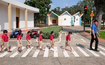 Trẻ mầm non học làm 'người đi đường' tại công viên An toàn giao thông đầu tiên của TP.HCM