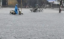 Đường phố Tuy Hòa ngập nặng sau mưa lớn, xe chết máy hàng loạt