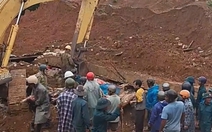 Nhà đang xây bất ngờ sập móng đè nhà hàng xóm, 2 người chết, 2 bị thương