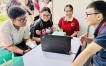 Học sinh phổ thông tham gia ngày hội việc làm ở đại học