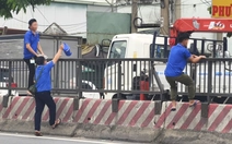 Những người coi thường mạng sống khi băng ngang quốc lộ 1 rồi leo dải phân cách 'cho nhanh'