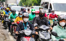 Xe nối đuôi suốt ngày đêm, đường Nguyễn Tất Thành 'oằn mình' vì quá tải