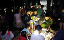 200 người ở nơi có nguy cơ sạt lở được di dời đến trụ sở công an xã, và bữa tối ấm tình người