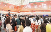 Du khách nườm nượp mua sắm ở Hội chợ Mùa thu, nhiều gian hàng... 'vỡ trận'