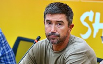 HLV Harry Kewell đã yêu cầu tạm dừng trận đấu để bảo vệ cầu thủ