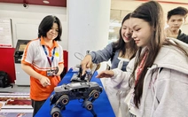 Tân sinh viên hào hứng với robot biết tương tác với người