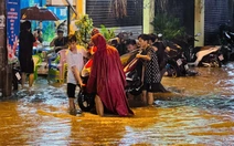 Khắp TP.HCM mưa to, Gò Vấp cũ ngập lênh láng, dân khiêng xe khỏi chỗ ngập