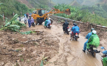 Cả chục ngàn m³ đất đá đổ xuống đường Hồ Chí Minh, nỗ lực thông đèo Lò Xo trong đêm