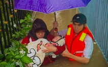 Đội cứu hộ vượt lũ, khách sạn ở Huế mở cửa đón dân: 'Cứu thêm một người là thêm một hy vọng'