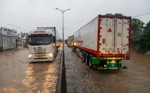 Lũ TP Huế: Quốc lộ 1 ngập sâu 65cm, xe tải xếp hàng dài cả km qua chỗ ngập