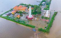 Cả ngàn người về chùa Núi Nổi tham quan, tắm đồng mùa nước lũ