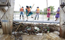 100 chiến sĩ trực vớt rác ngăn nguy cơ tràn đập ở Đà Nẵng