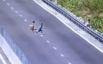 3 thiếu niên đi bộ vào đường cao tốc chặn xe, ném đá 'cho vui'