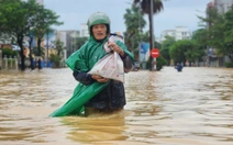 Chùm ảnh người dân Huế chật vật trong cơn lũ dữ
