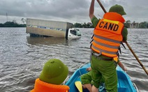 Trời lại mưa to, nhiều khu vực ở Đà Nẵng vẫn còn ngập sâu