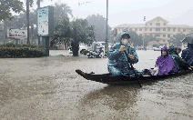 Trực tiếp: Mưa khủng khiếp, nhiều tuyến đường ngập sâu, nước chảy như sông suối