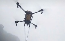Dùng máy bay không người lái đưa nhu yếu phẩm lên đèo Lò Xo tiếp tế cho tài xế bị kẹt