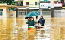 Thầy cô lội nước nấu cơm cho sinh viên giữa tâm lũ Huế
