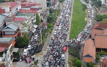 Cấm cầu Long Biên không thông báo khiến giao thông hỗn loạn, Hà Nội yêu cầu tháo rào chắn