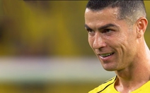 Ronaldo gây sốt khi lẩm bẩm ‘tự khích lệ’ trước cú đá phạt