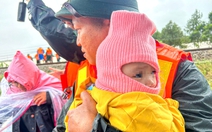 Đà Nẵng: Ưu tiên đưa người già, trẻ em tại vùng bị lũ cô lập đến nơi an toàn