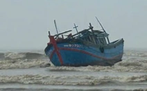 Lũ sông Trà Bồng lên cao, 4 tàu cá bị cuốn trôi ra cửa biển Sa Cần