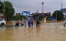 Sản phụ vỡ ối giữa dòng nước lũ ở Huế