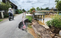 Mưa lũ làm sạt lở bủa vây xã Long Kiến