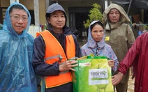 Hàng trăm suất quà cứu trợ của báo Tuổi Trẻ băng nước lũ đến với bà con vùng ngập sâu