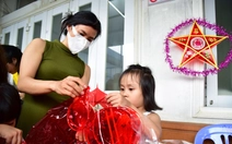 Trang trí lồng đèn, chụp photobooth trong bệnh viện mùa Trung thu yêu thương