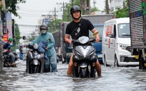 Mưa lớn gây ngập sâu ở TP.HCM, xe chết máy hàng loạt