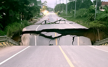 Nước lũ làm sụt lún cầu ở Tuyên Quang