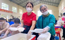 Nước ngập nửa nhà, người dân Huế vẫn xung phong nấu cơm cứu trợ bà con vùng lũ