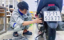 Sinh viên Đà Nẵng ra Huế sửa xe miễn phí cho bà con vùng lũ