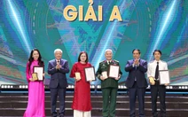 Thủ tướng Phạm Minh Chính trao giải A cho các tác giả đạt giải báo chí phòng, chống tham nhũng